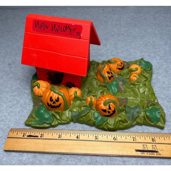 Vintage Peanuts Snoopy Halloween Doghouse Pumpkin Patch Display Figurine 2002 - Picture 9 of 13